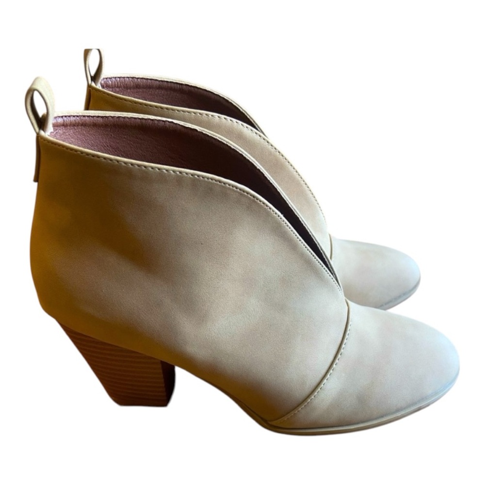 Weeboo Boots Womens Ramona Ankle Booties Heels 8 Pull On Beige Faux Leather NWOT